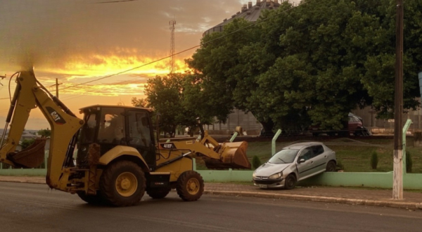 Veículo perde o controle por problemas mecânicos, despenca de pátio de empresa e atinge idosa