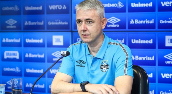 Tiago Nunes, Rodrigues e Pedro Lucas testam positivo para Covid-19 no Grêmio
