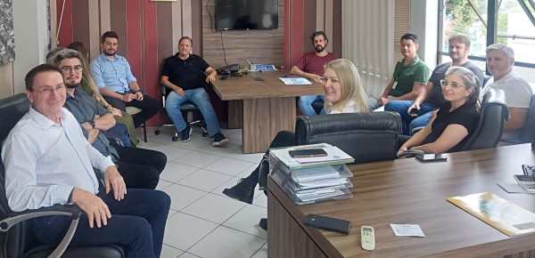 Pedron se reúne com equipes de Planejamento e Obras