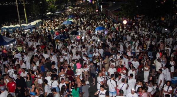 1 milhão de pessoas passaram a virada no Litoral do Paraná, estima Polícia Militar