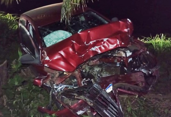 Mulher fica ferida após colisão entre carro e micro-ônibus na PR-280