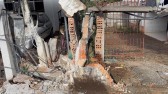 Ônibus escolar colide em poste e muro de residência no Bairro Alvorada