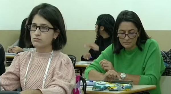 Jovem com deficiência visual incentiva mãe a voltar a estudar, e a dupla faz o mesmo curso em universidade do PR