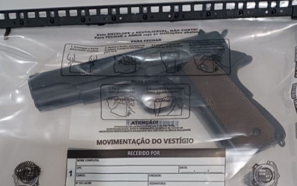 Motorista embriagado, sem habilitação e com simulacro de arma é preso durante abordagem