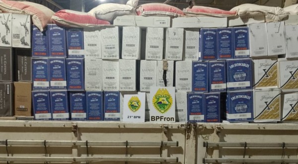 Carreta carregada com vinhos, papel seda e ração é apreendida em ação conjunta na fronteira