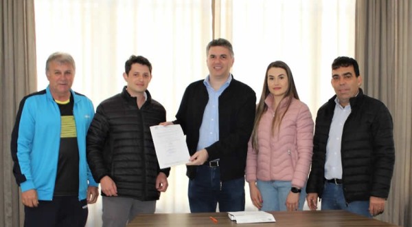 Prefeito assina ordem de serviço para calçamento no KM 20 e Linha Osvaldo Cruz