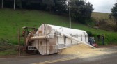 Duas pessoas ficam feridas em acidente entre carro e caminhão, na PR 493