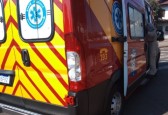 Criança de 10 anos sofre ferimentos graves ao colidir bicicleta em carro