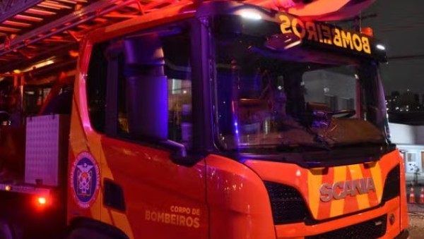 Homem ateia fogo em casa com pai idoso e mãe cadeirante dentro após briga familiar