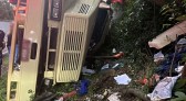 Motorista fica preso às ferragens por quase três horas após caminhão tombar na PR-481