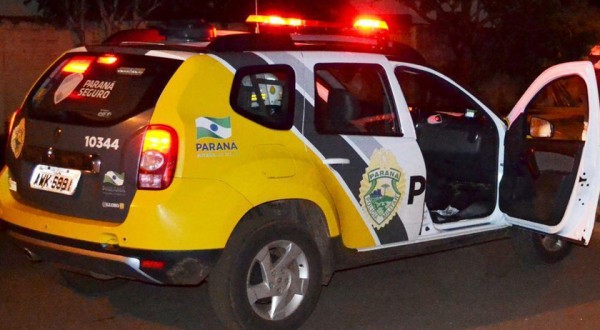 Homem avança semáforo, dá “cavalinho de pau” e quase colide em viatura