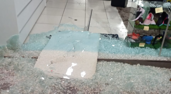 Comerciante de Barracão exige resposta do setor de segurança após vândalos quebrarem vidraça de sua loja
