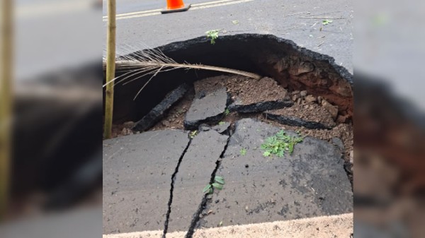 PR-592 é totalmente interditada após chuvas provocarem afundamento da pista no Sudoeste do Paraná
