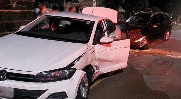 Motorista fica ferido após colisão envolvendo dois veículos no bairro Vila Nova