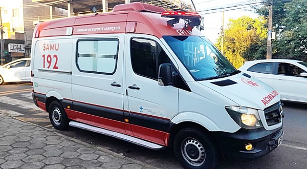 Homem fica ferido após motocicleta ser atingida por carro