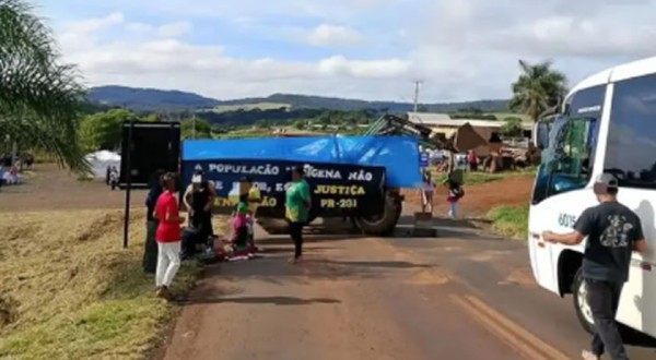 Indígenas bloqueiam PR-281 durante manifestação em Mangueirinha