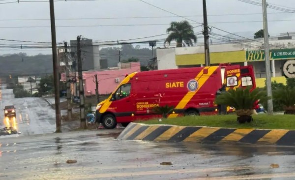 Adolescente fica ferido em colisão entre carro e moto