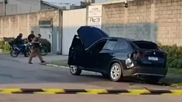 Bombeiros encontram corpo em porta-malas após serem acionados para combater incêndio em veículo