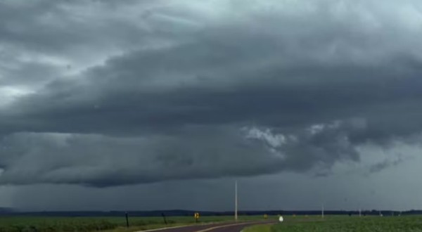 Paraná tem início de semana com chuva forte e risco de perigo extremo para temporais; veja a previsão do tempo