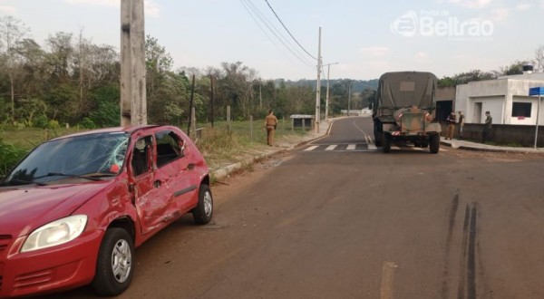 Caminhão do exército se envolve em acidente no bairro Entre Rios