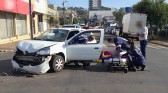 Mulher fica ferida em colisão envolvendo carro e van