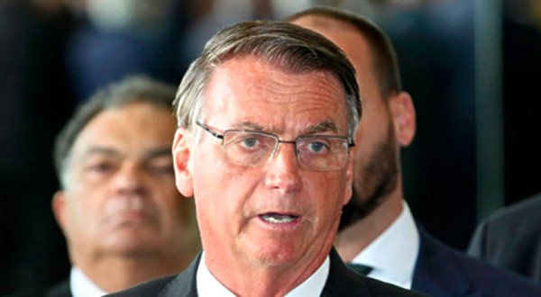 Bolsonaro tem melhora renal mas segue na UTI, diz hospital