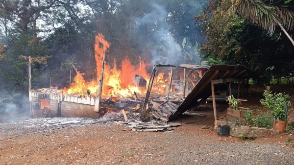 Incêndio atinge residência em Verê; Polícia Militar e moradores ajudam a conter as chamas