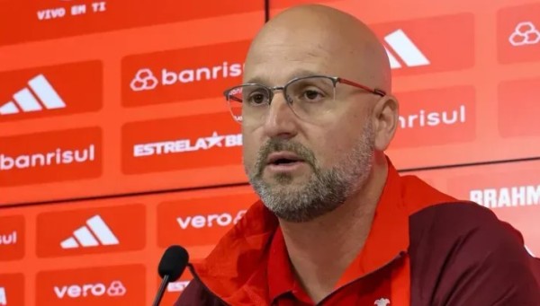 José Olavo Bisol rebate críticas e pede união após derrota do Internacional para o Fluminense 