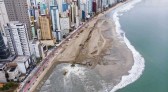 Vídeo acelerado mostra obra de alargamento de praia em Balneário Camboriú