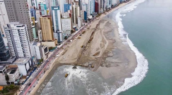 Vídeo acelerado mostra obra de alargamento de praia em Balneário Camboriú