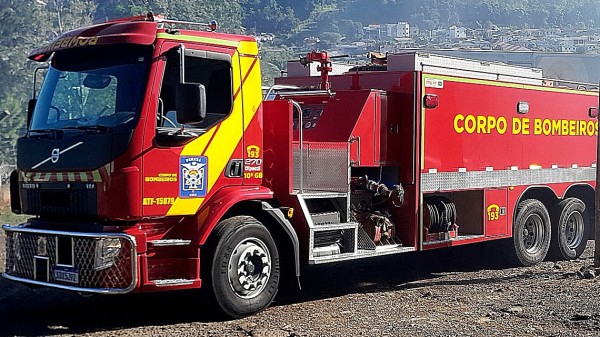 Incêndio Em Casa de Madeira é Controlado pelos Bombeiros em Campo Erê