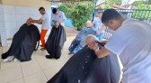 Homens privados de liberdade realizam trabalho de cortes de cabelo e barba em asilo