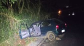 Motorista foge de bloqueio policial, bate contra barranco e abandona veículo