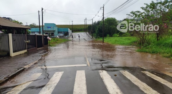 Alagamento é registrado em rua do bairro Sadia