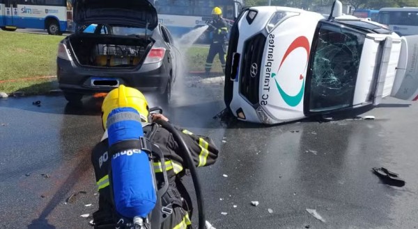 Carro que levava órgãos para transplante sofre acidente com incêndio e feridos em SC