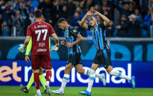 Atacantes decidem, Grêmio vira sobre o Santos e se afasta do Z-4 do Brasileirão