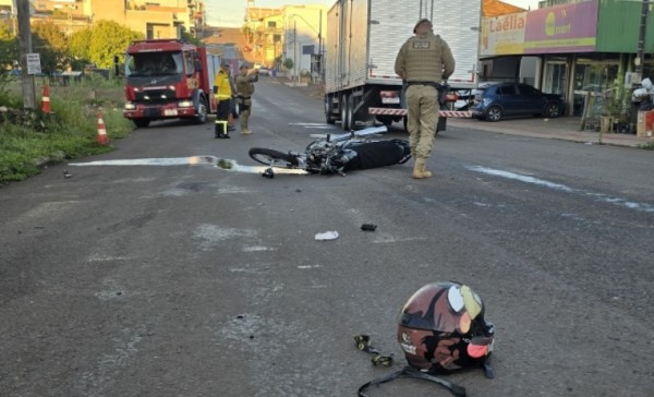 Motociclista morre em grave acidente entre moto e caminhão no centro
