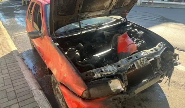 Corpo de Bombeiros combate incêndio em veículo no centro