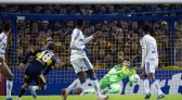 Cruzeiro arranca empate com um a menos na Bombonera e fica perto das oitavas