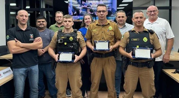 Câmara de Vereadores de Realeza presta homenagem a policiais militares do 21º Batalhão