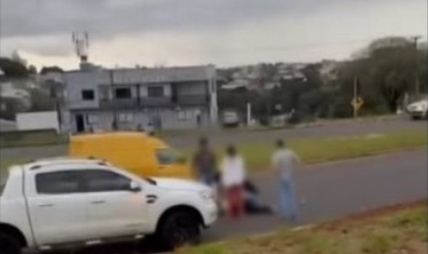 Mulher é atropelada por caminhonete na rodovia BR-158