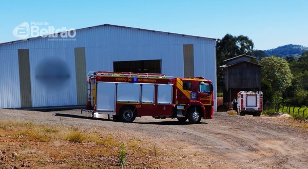 Bombeiros combatem incêndio em fábrica;  colaboradores teriam inalado fumaça
