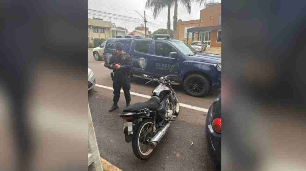 Homem é levado à delegacia com moto furtada