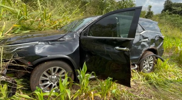 Motorista fica ferido após saída de pista na PR-483