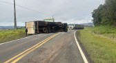 Caminhão carregado com doces, tomba na BR-163 e interdita os dois sentidos da rodovia