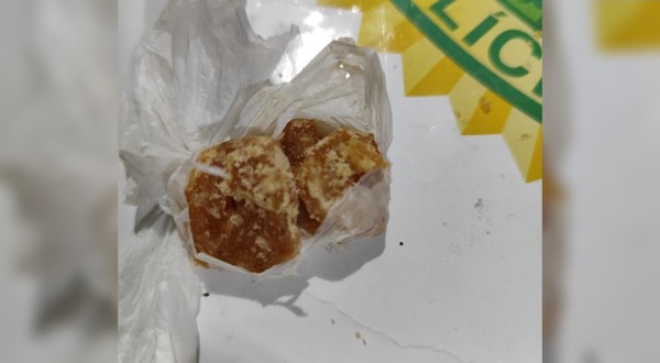 Homem finge passar mal enquanto é preso por posse de drogas durante patrulhamento da Polícia Militar