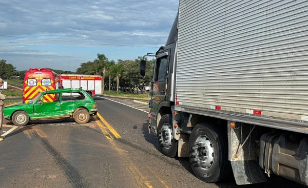 Idoso de 79 anos fica ferido em colisão entre carro e caminhão