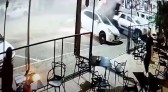 Câmera de segurança flagra momento do grave acidente no centro de Coronel Vivida