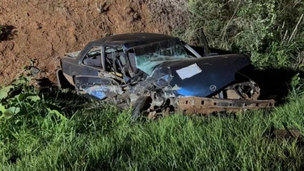 Colisão entre Monza e Hilux deixa seis feridos