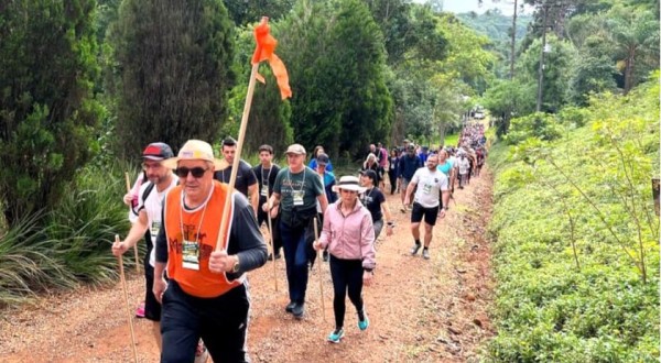 Caminhada na natureza no Rio Tuna reúne em torno de 250 pessoas